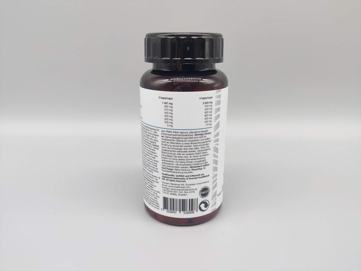 Baksidan med tydliga mg-siffror per 2 och 4 kapslar på Inflamin Premium, fotad av oss