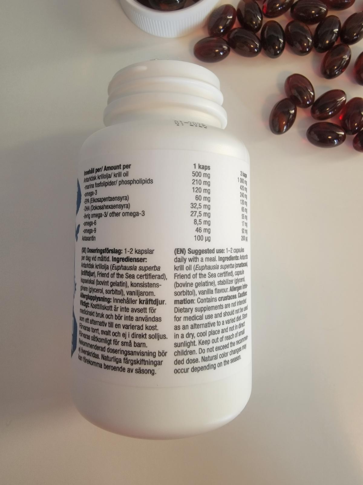 Närbild på innehållsetiketten med tydlig dosering och EPA/DHA för Healthwell Antarctic Krill Oil