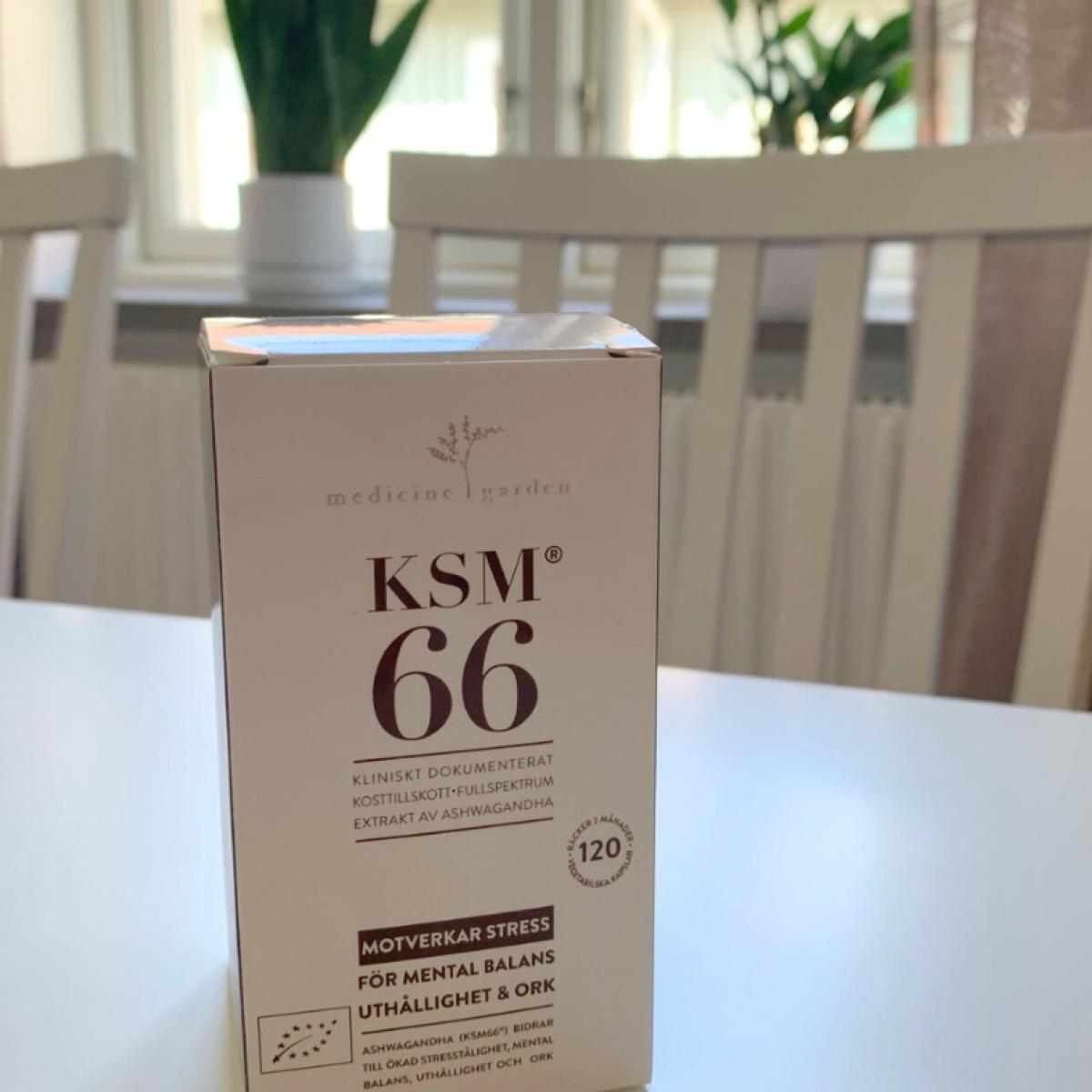 Öppen glasburk KSM66 med kapslar utlagda på bordet, foto från vår egen testmiljö