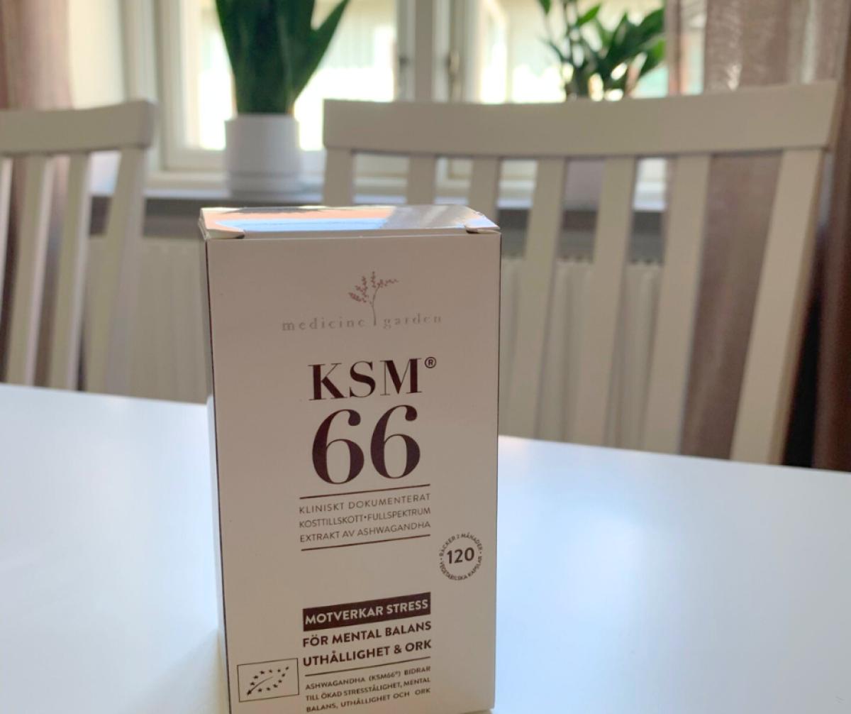 KSM66 Ashwagandha-förpackning på vårt köksbord i morgonljus, fotograferad av oss under testet