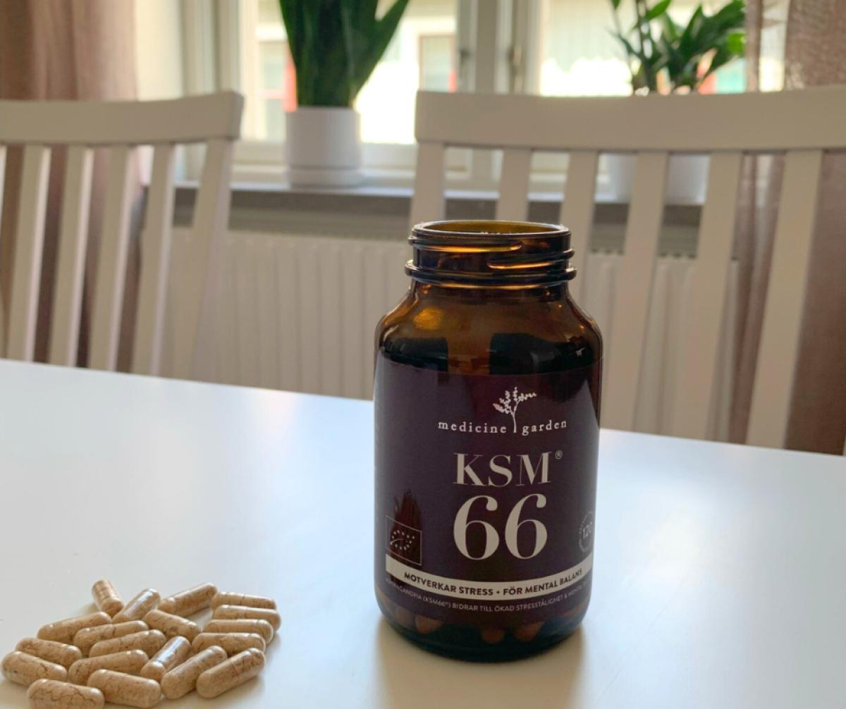 Öppen glasburk KSM66 med kapslar utlagda på bordet, foto från vår egen testmiljö