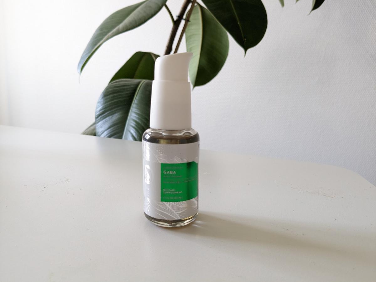 Liposomal GABA + L-teanin i pumpflaska på skrivbord, foto taget av oss under testperioden