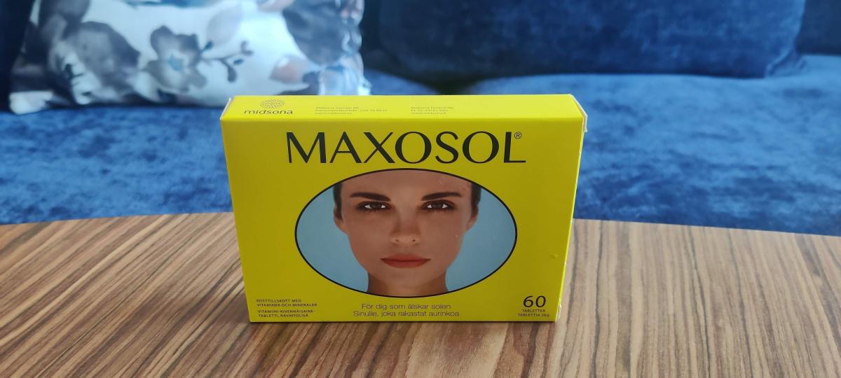 Maxosol-ask på soffbord hemma i naturligt ljus, foto från testet