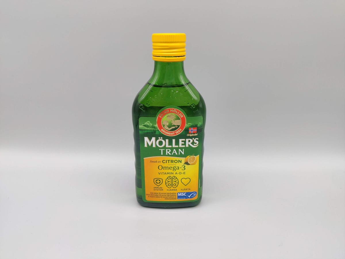 Framsida av Möllers Tran citron i studiosetting med tydlig märkning av vitaminer och MSC