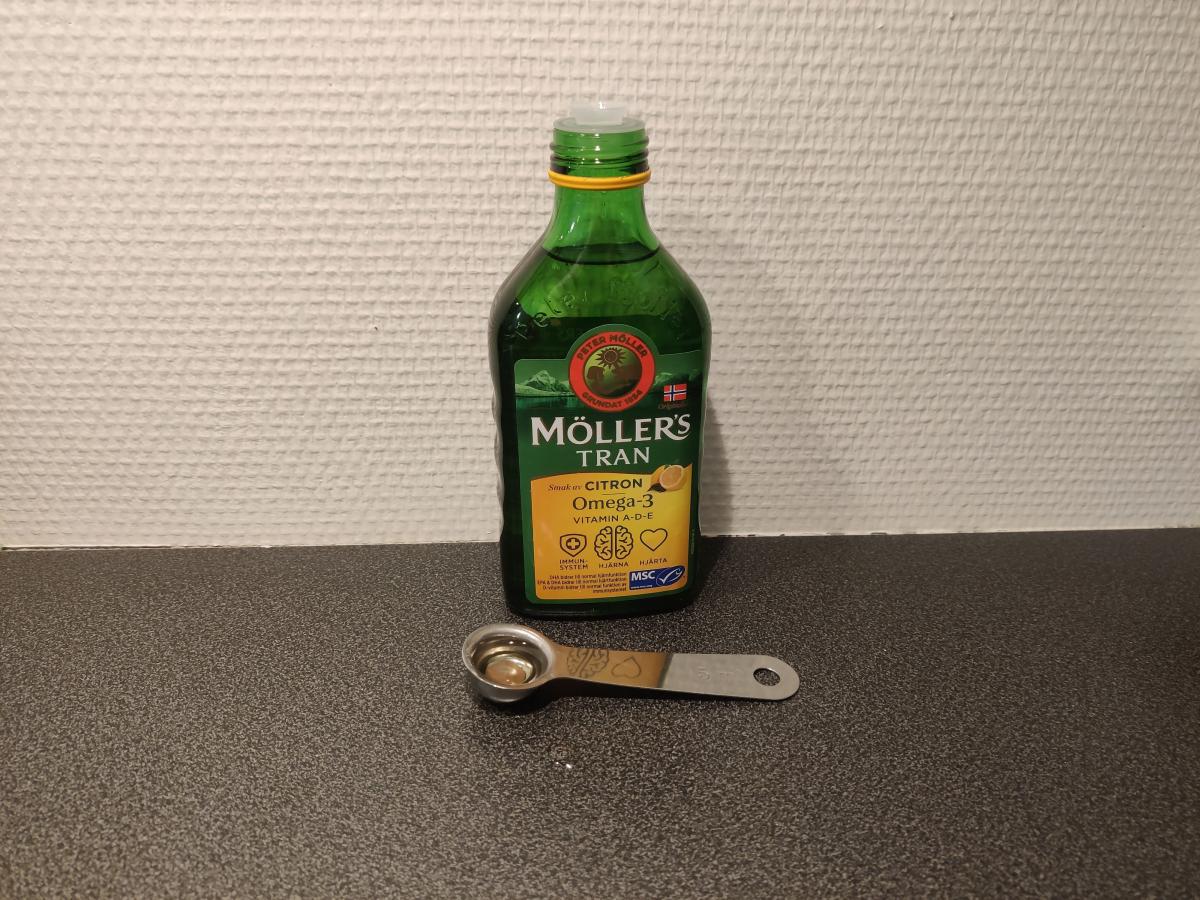 Möllers Tran citronflaska på köksbänk med tesked under vårt 10‑veckorstest
