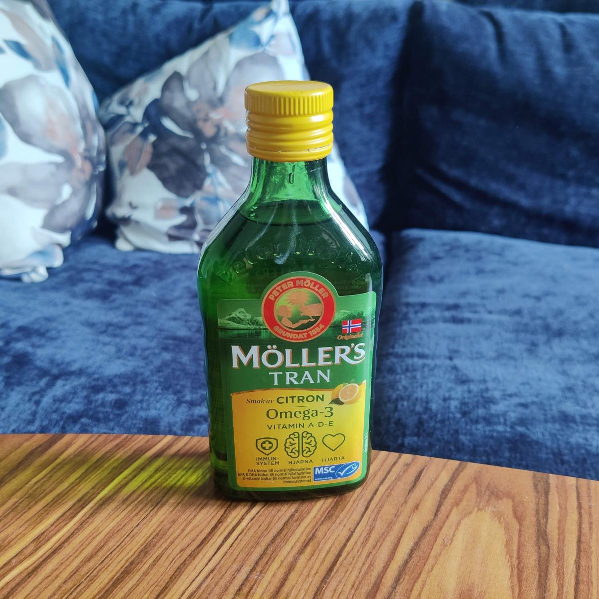 Framsida av Möllers Tran citron i studiosetting med tydlig märkning av vitaminer och MSC