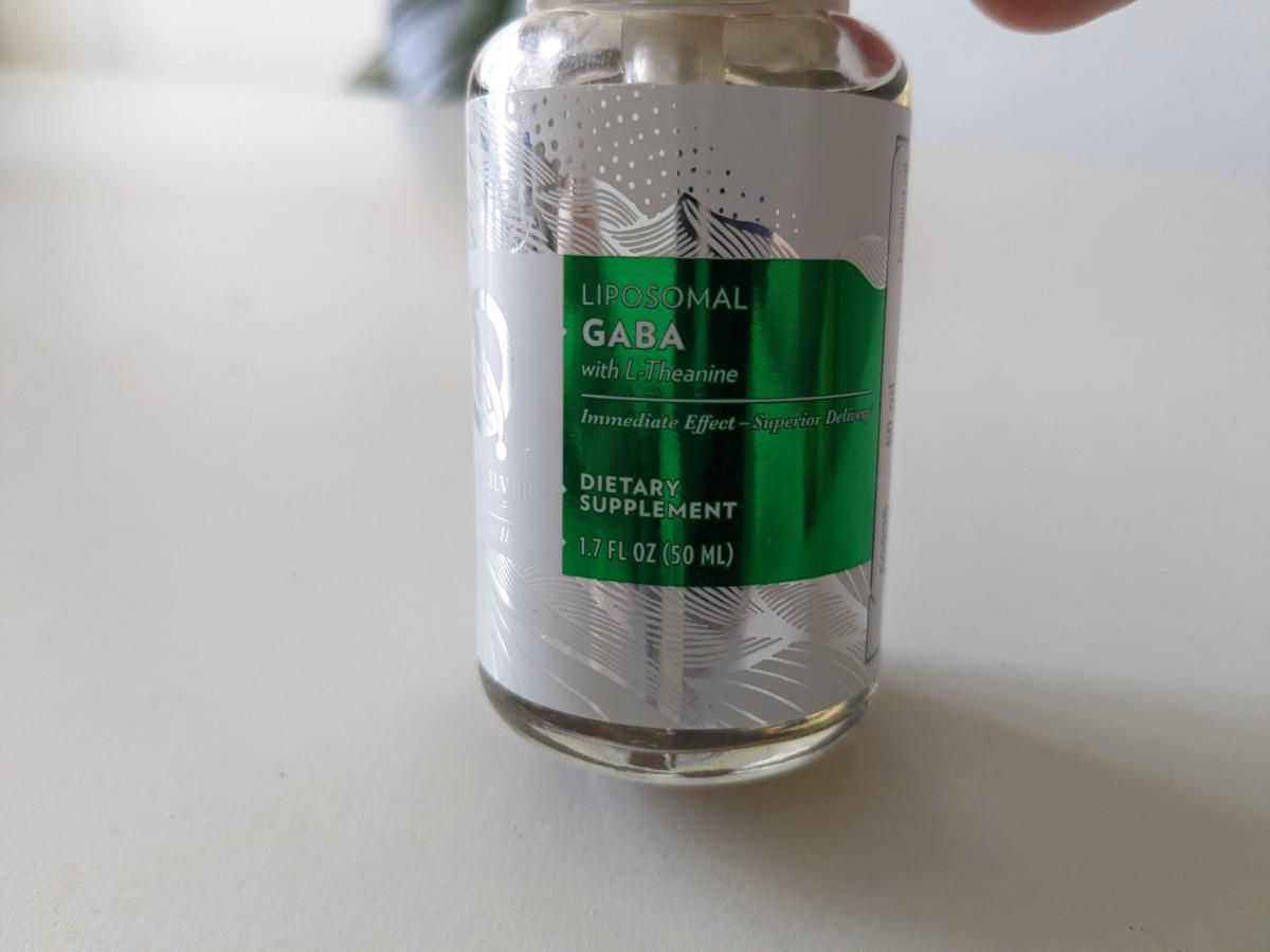 Närbild av etiketten på Liposomal GABA + L-teanin, eget foto