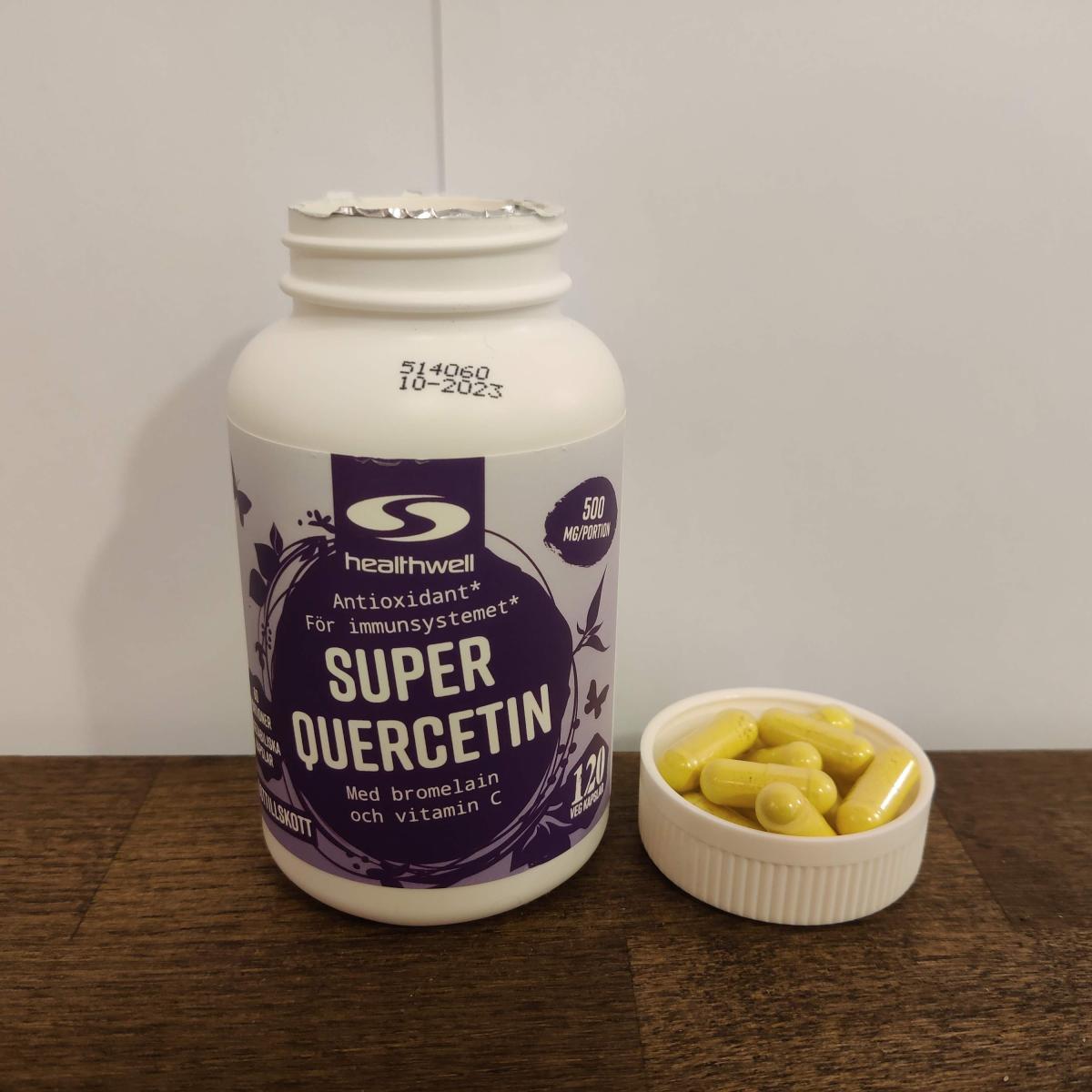 Kapsel uppmätt till cirka 22,9 mm med skjutmått, vårt foto av Super Quercetin