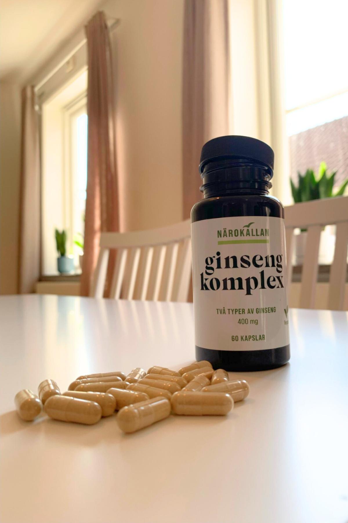 Närokällan Ginseng Komplex i varmt eftermiddagsljus med kapslar vårt eget foto under användning