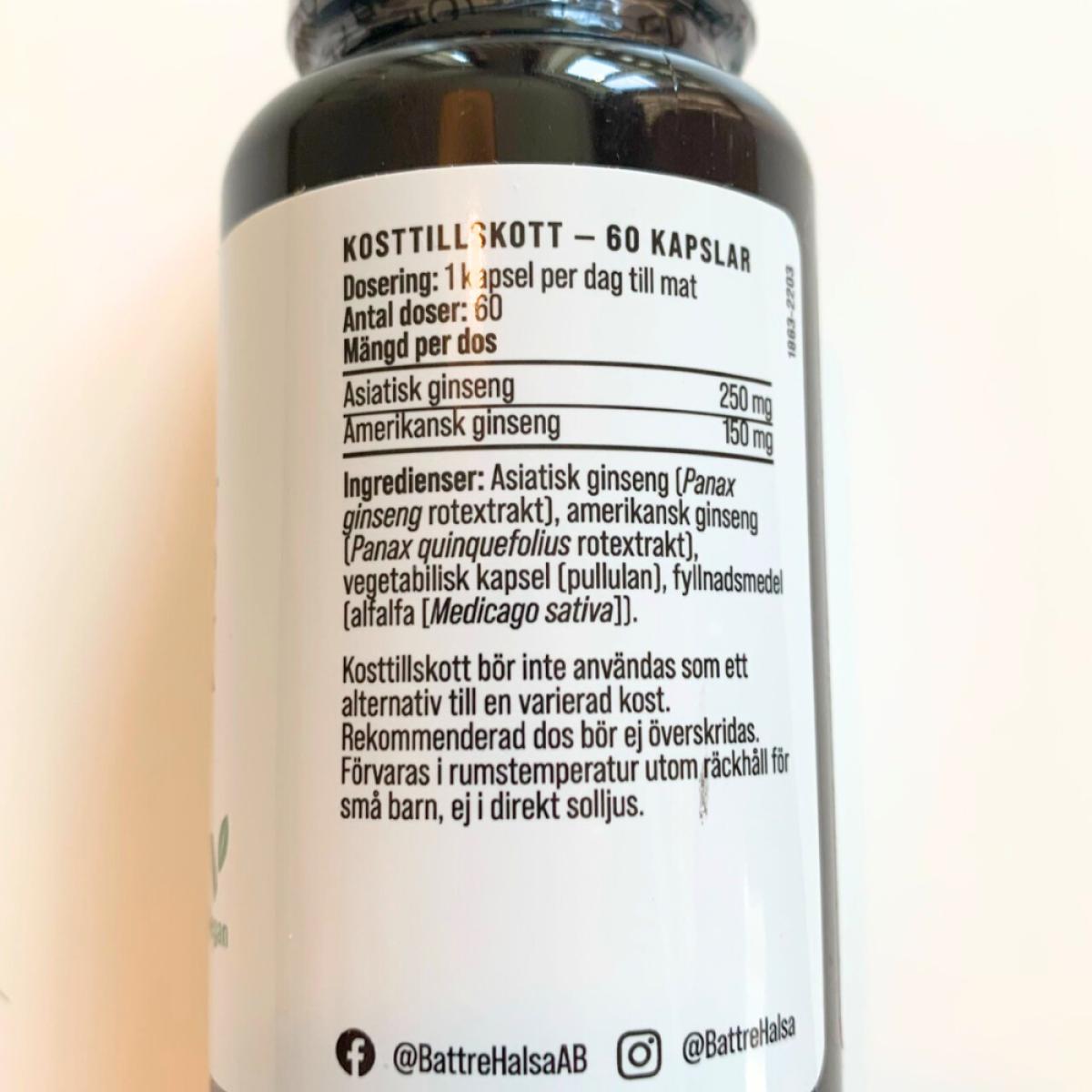 Baksida med dosering och ingredienser 250 mg asiatisk och 150 mg amerikansk ginseng foto taget av oss