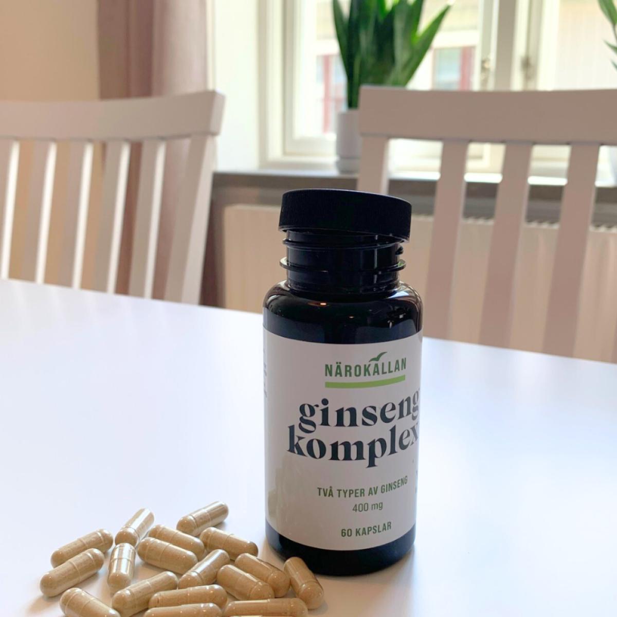 Burk med kapslar utspridda på bordet vegetabiliska kapslar i naturlig beige ton foto från vårt test