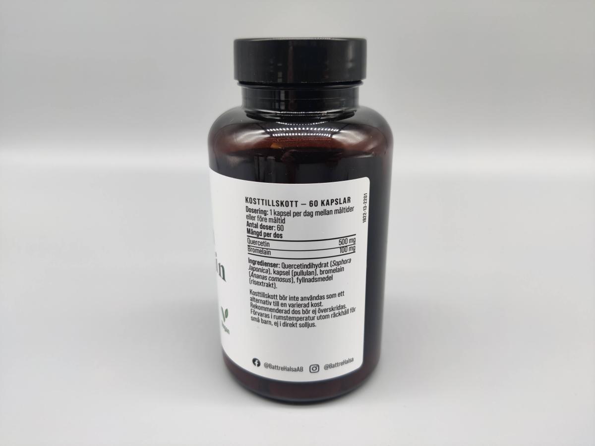 Baksida med dosering 1 kapsel per dag och tydlig ingredienslista foto av oss