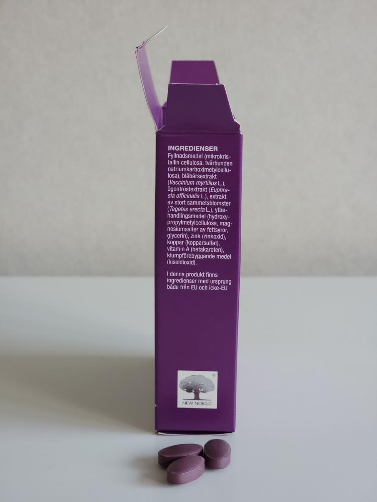 Sidan av Blue Berry Plus med ingredienslistan synlig, fotograferad av oss