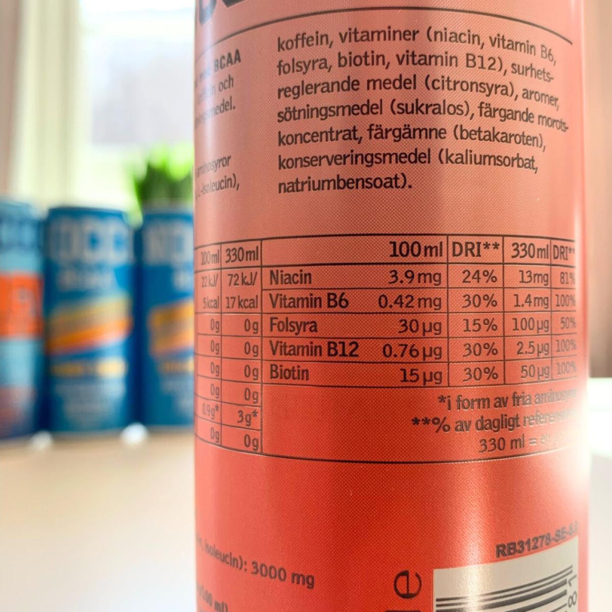 Baksidan på NOCCO Berruba med ingredienslista och vitaminprofil fotad under vår granskning