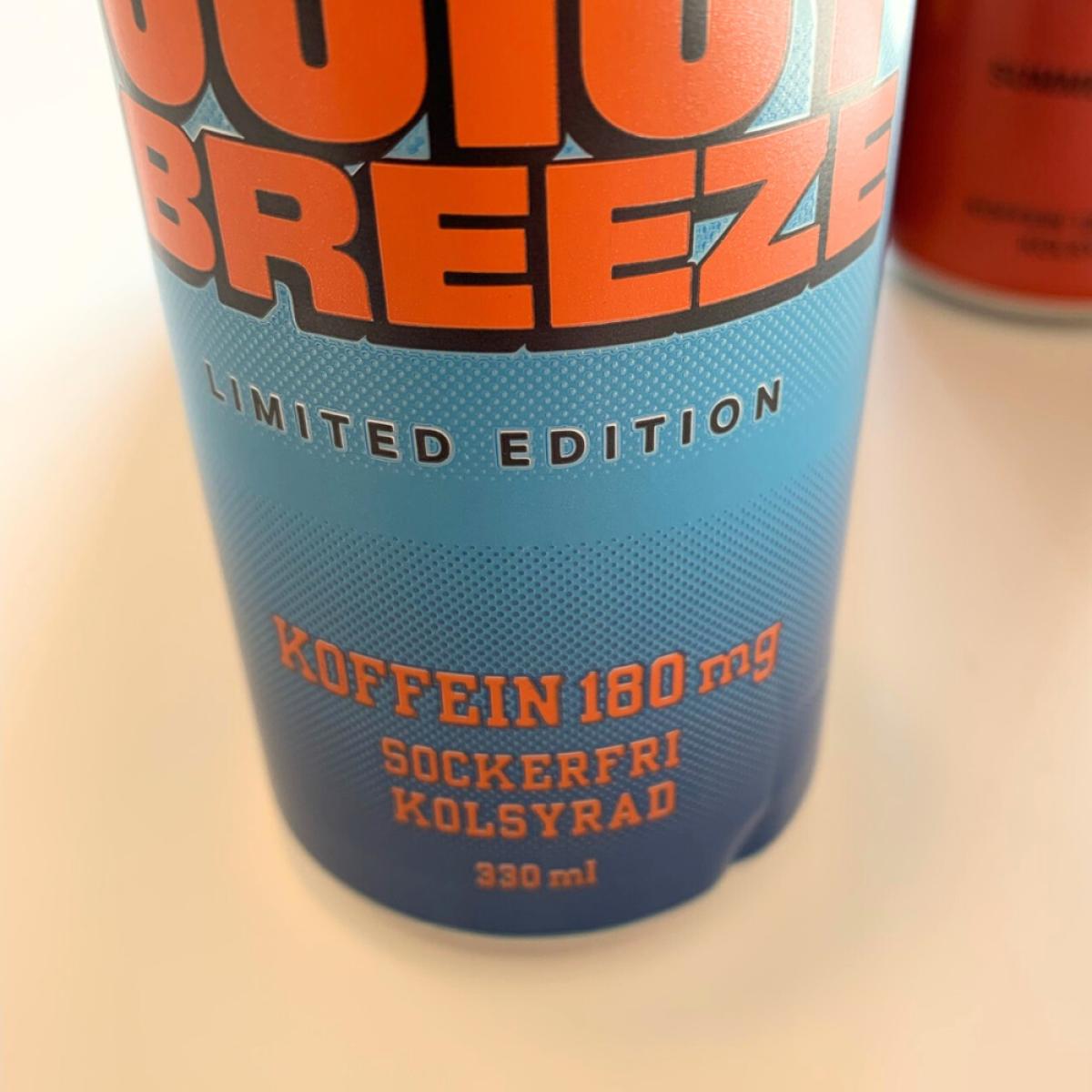 Närbild på NOCCO Juicy Breeze från vårt test med tydlig markering 180 mg koffein sockerfri kolsyrad