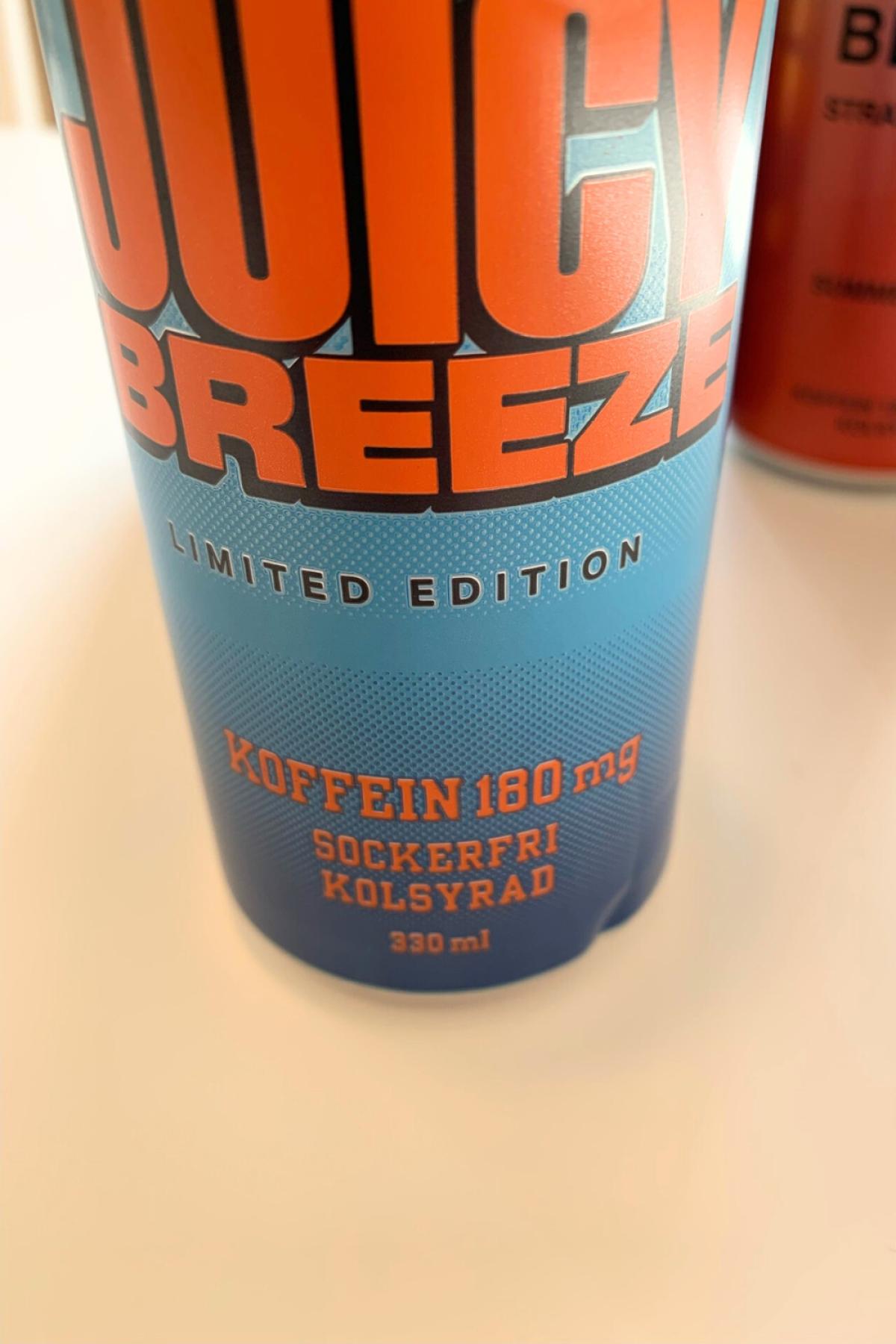 Närbild på NOCCO Juicy Breeze från vårt test med tydlig markering 180 mg koffein sockerfri kolsyrad