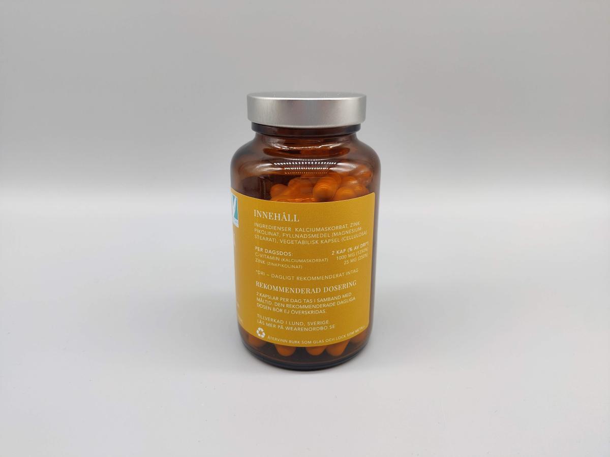 Nordbo C‑vitamin & Zink med innehållsetikett och dosering, foto taget i vår studio