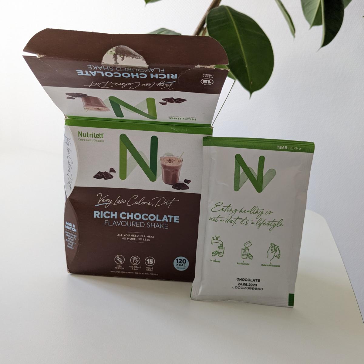 Nutrilett Rich Chocolate kartong med fristående portionspåse på bord tagen av oss