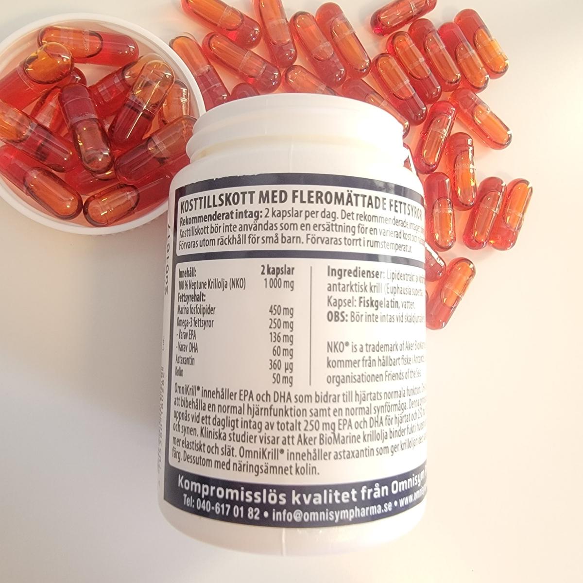 OmniKrill ingrediensruta i närbild med kapslar runt, vår egen bild