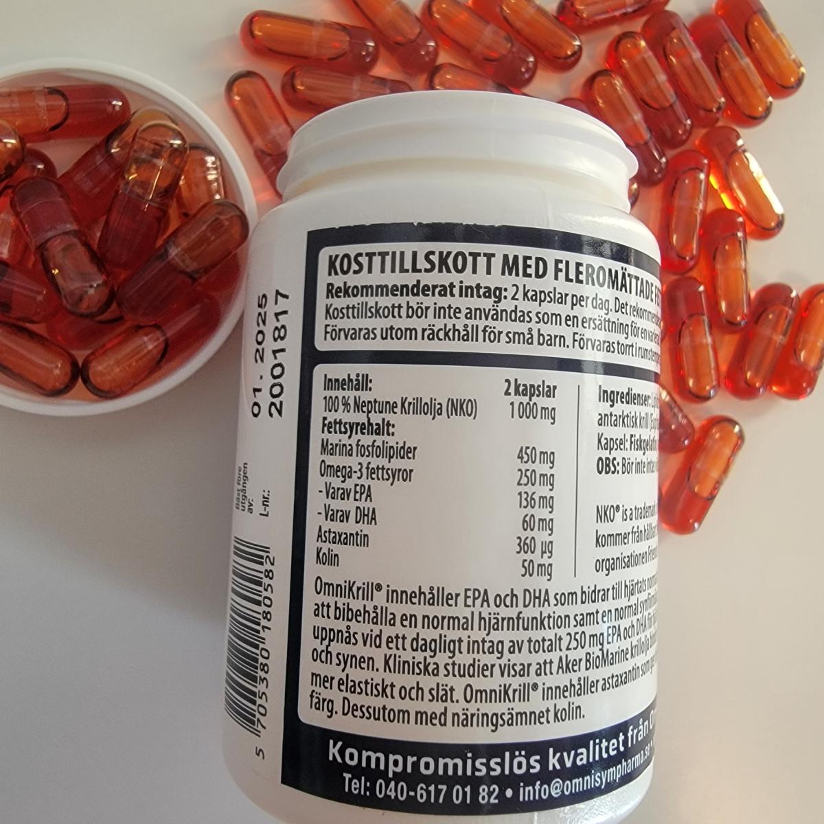 OmniKrill baksida med rekommenderat intag två kapslar per dag, egen produktbild