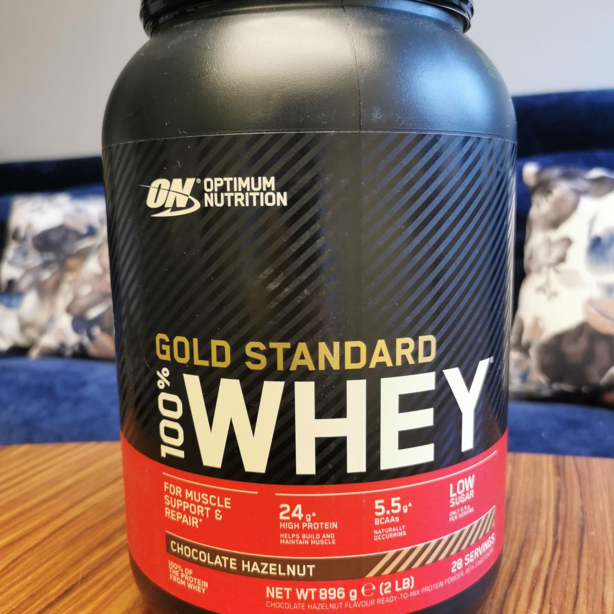 Vårt foto av ON 100% Whey Gold Standard Chocolate Hazelnut med 24 g protein och 5,5 g <a href='https://www.kostnörd.se/kosttillskott/bcaa'>BCAA</a>