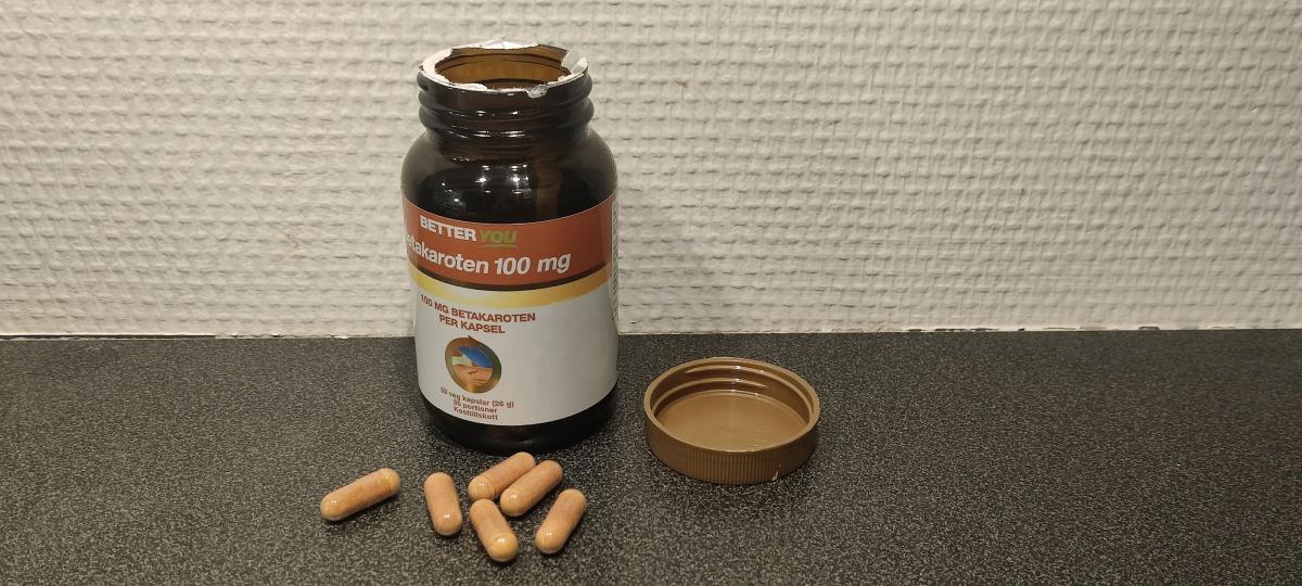 Öppnad burk Better You Betakaroten 100 mg med kapslar på bänken, foto taget av oss under testperioden
