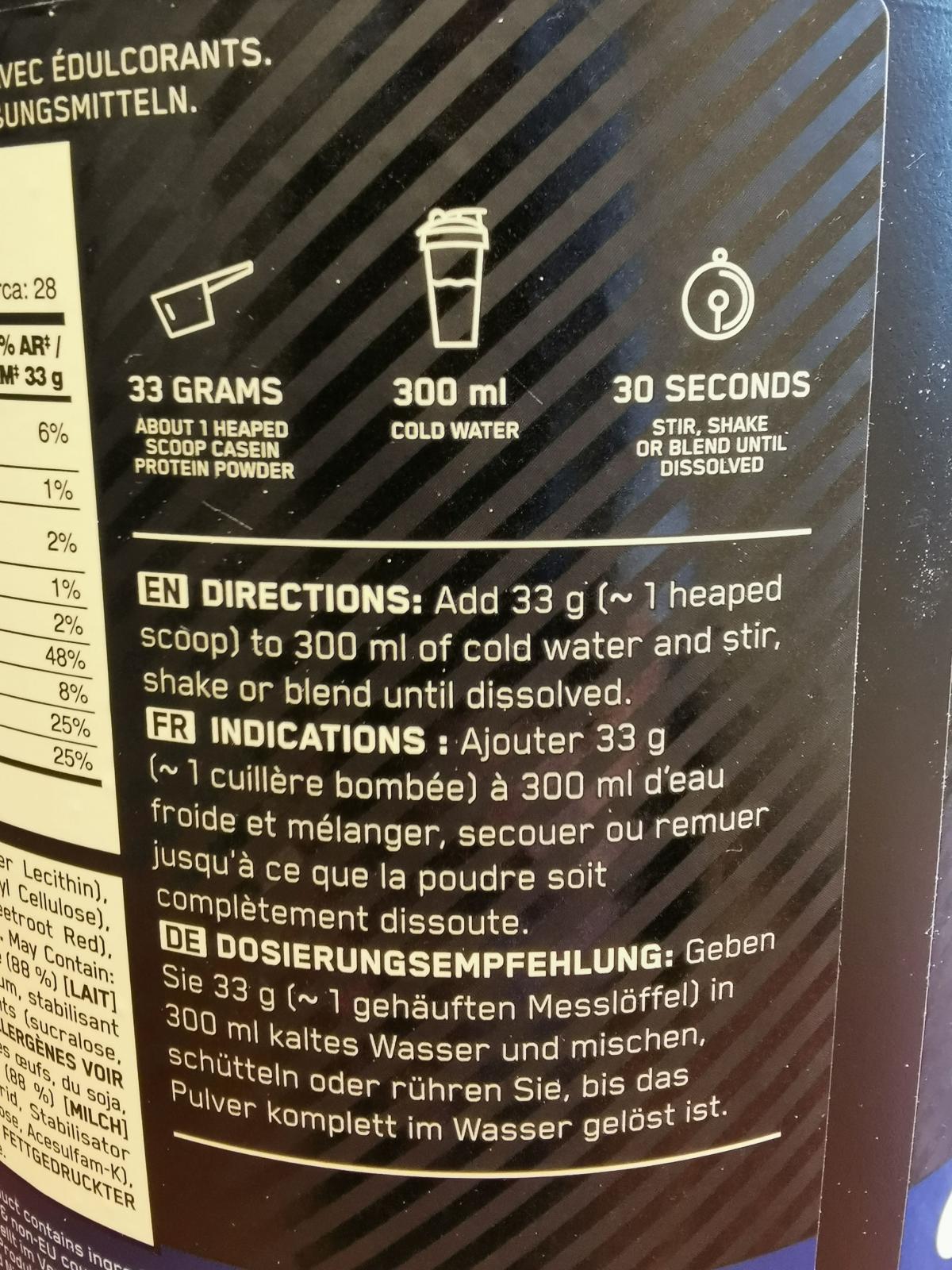 Närbild på doseringsguiden 33 g pulver till 300 ml vatten och 30 sekunder i shaker, fotad under vårt test