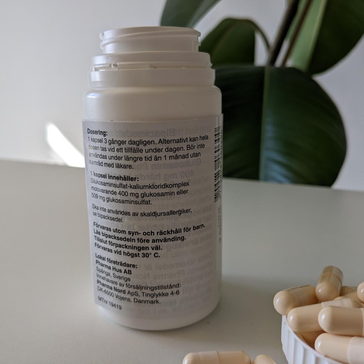 Kapsel från Pharma Nord Glukosamin mot linjal cirka 2 cm, fotograferad av oss