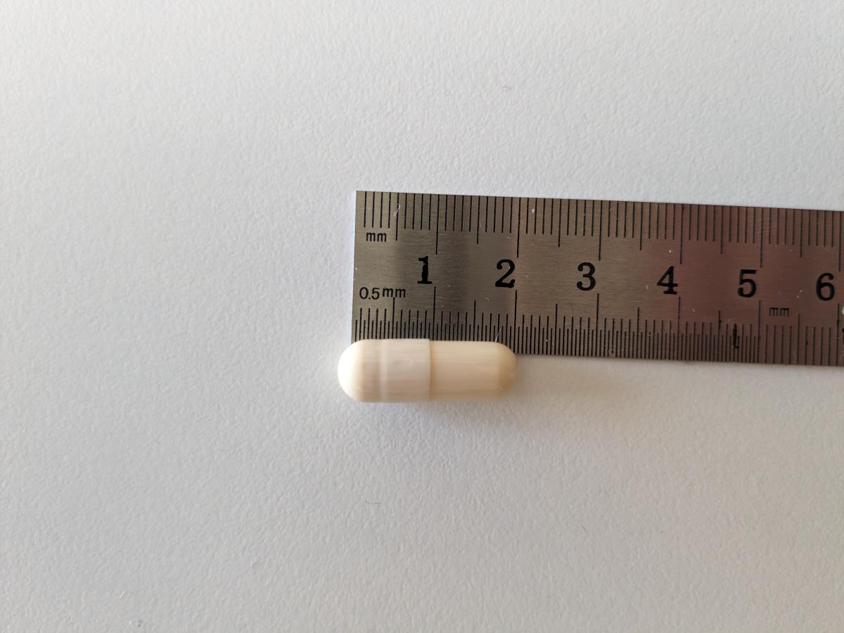 Kapsel från Pharma Nord Glukosamin mot linjal cirka 2 cm, fotograferad av oss