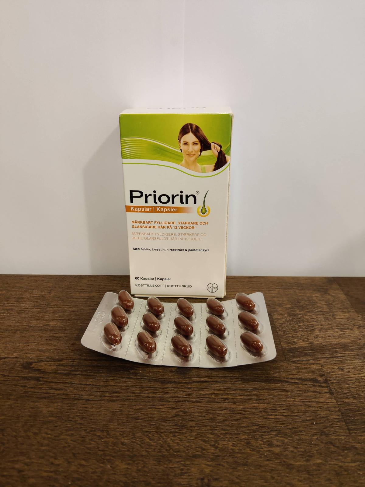 Priorin förpackning med hel blister på träbord foto taget av oss