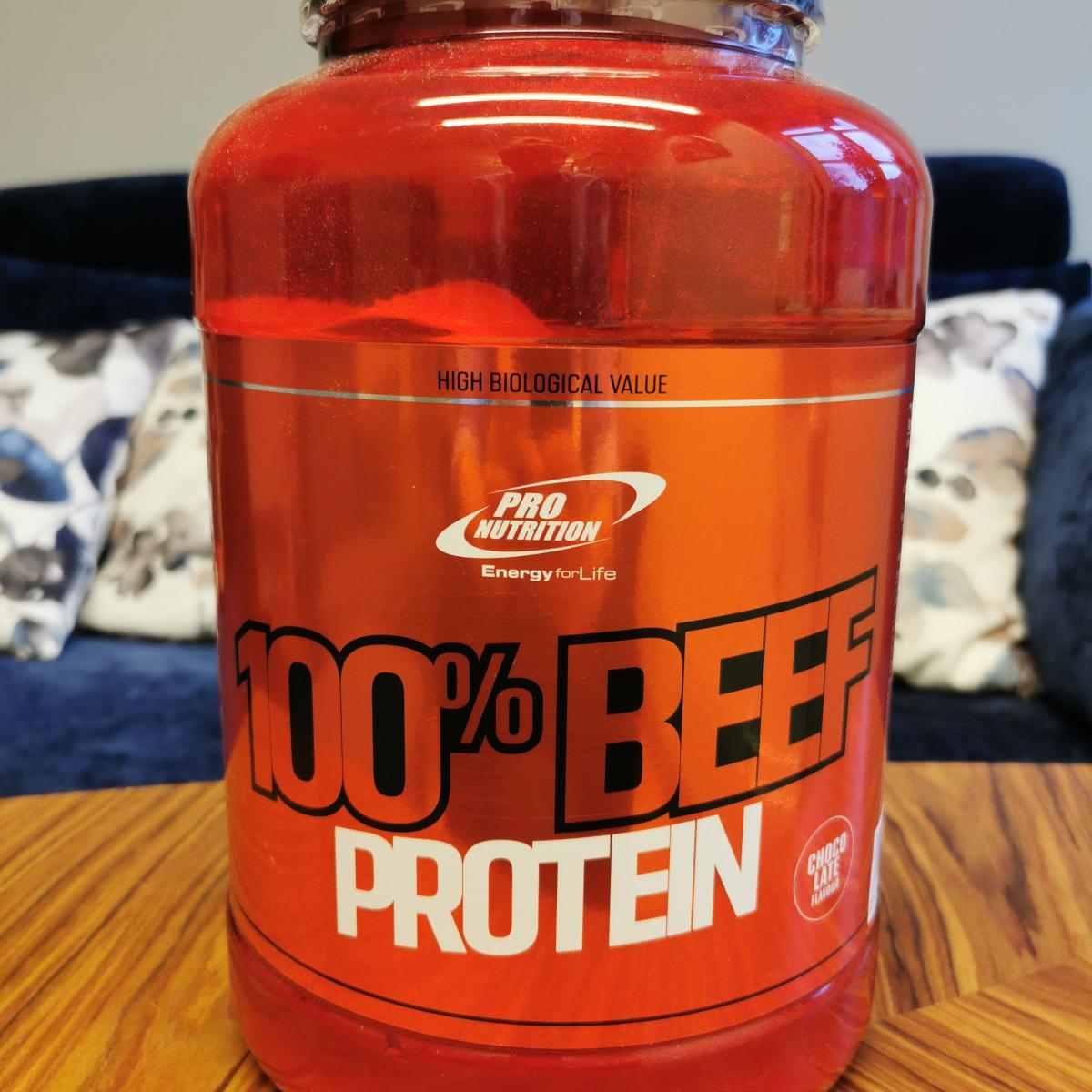 Näringsdeklaration på baksidan fotad av oss med 85 g protein per 100 g och mycket lite socker