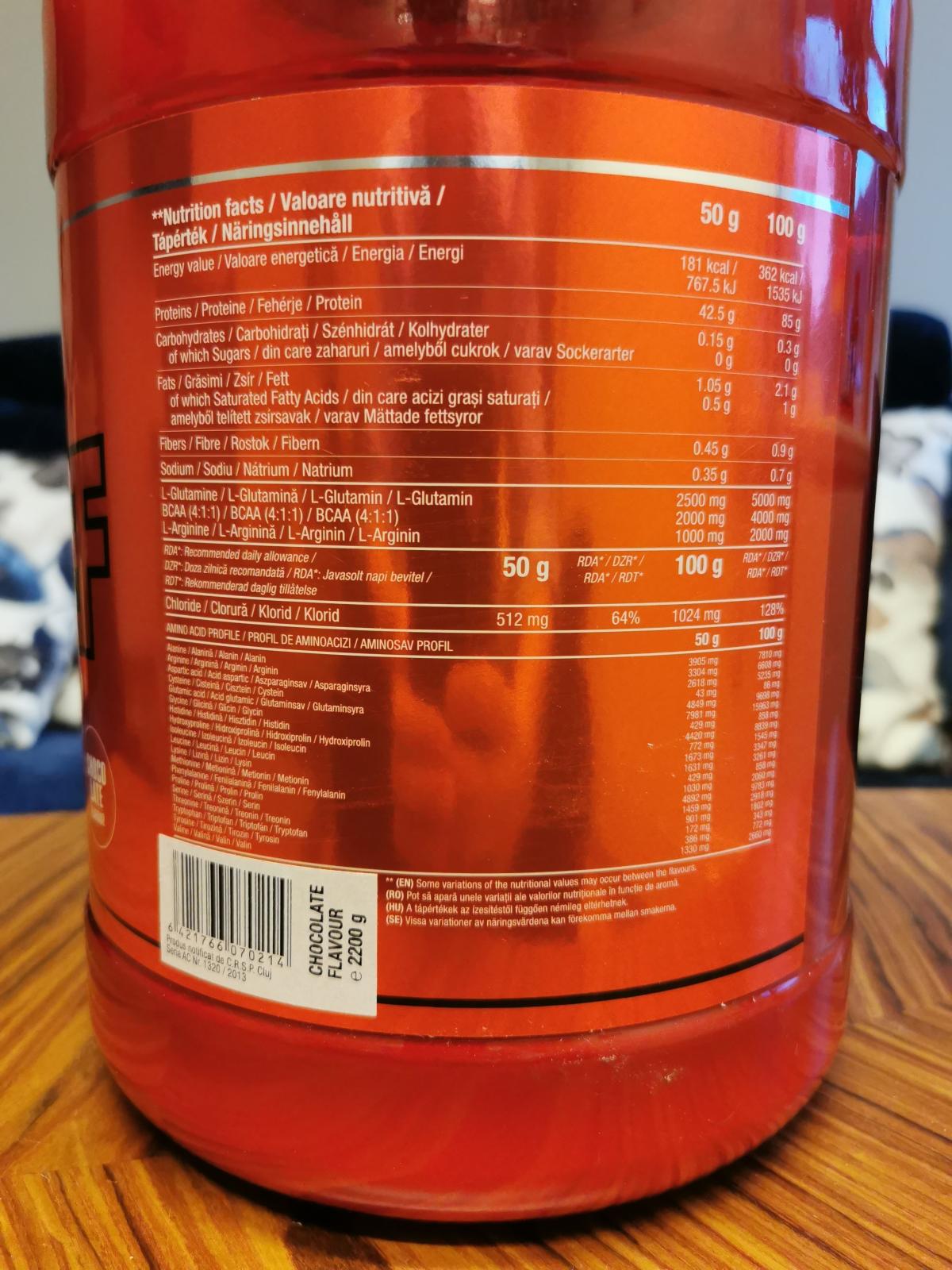 Näringsdeklaration på baksidan fotad av oss med 85 g protein per 100 g och mycket lite socker