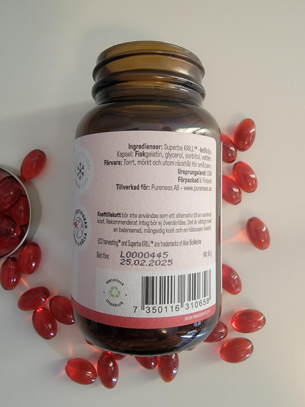 Baksida med ingredienser batchnummer och bäst före på Pureness Krill Omega-3, taget av oss