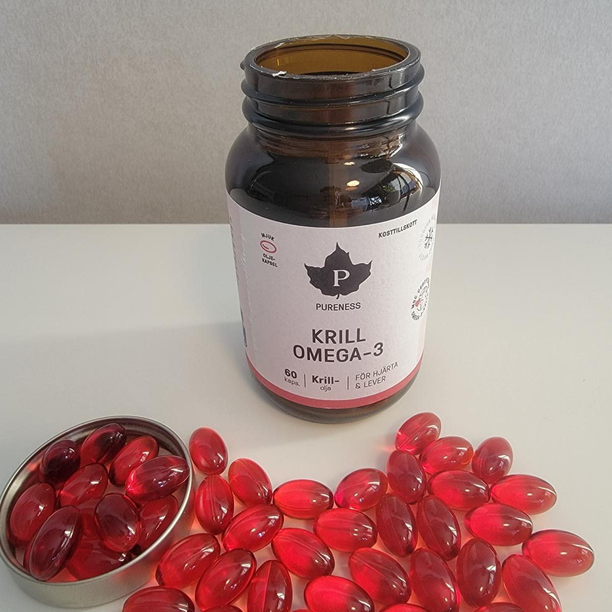 Överblick ovanifrån av Pureness Krill Omega-3 med kapslar runt burken, eget testfoto