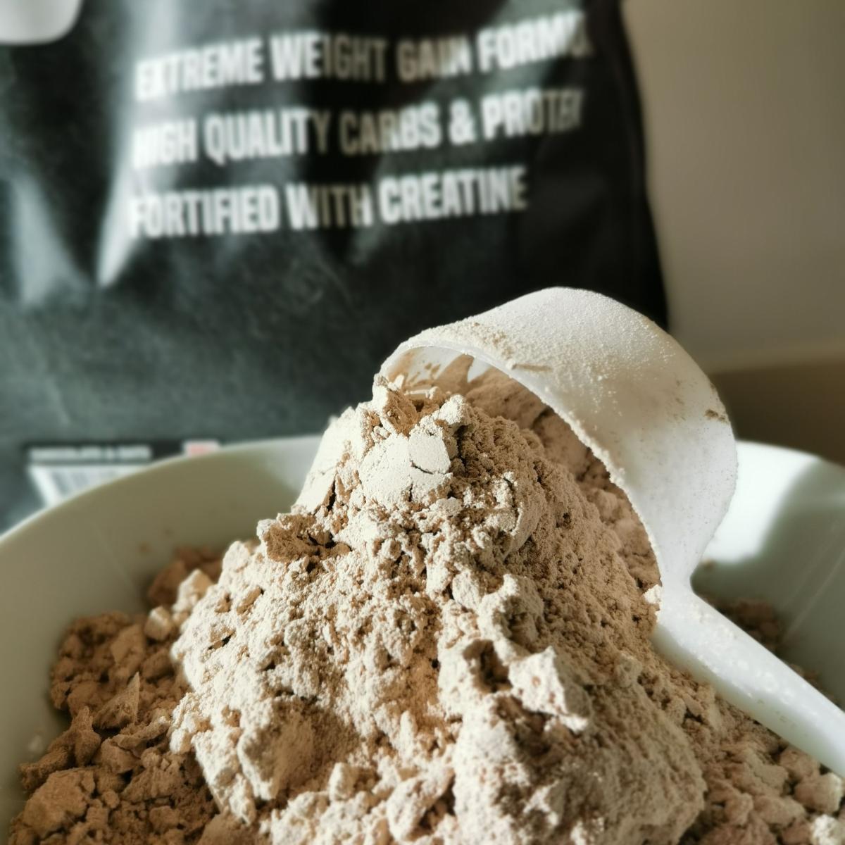 Närbild på RAW Extreme Gains pulver och skopa i skål