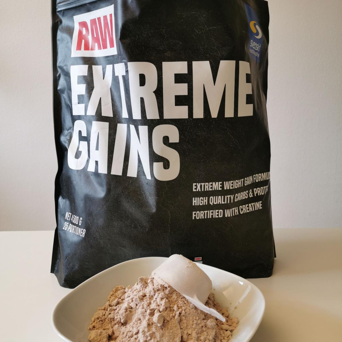 RAW Extreme Gains pulver i skål framför påsen