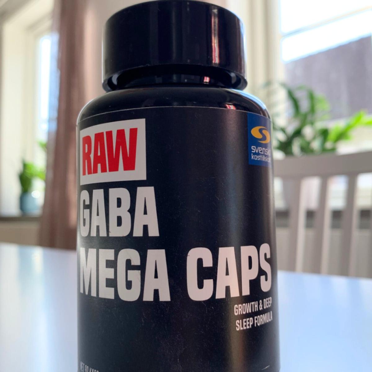 RAW GABA Mega Caps framsida i dagsljus fotograferad av oss under testet
