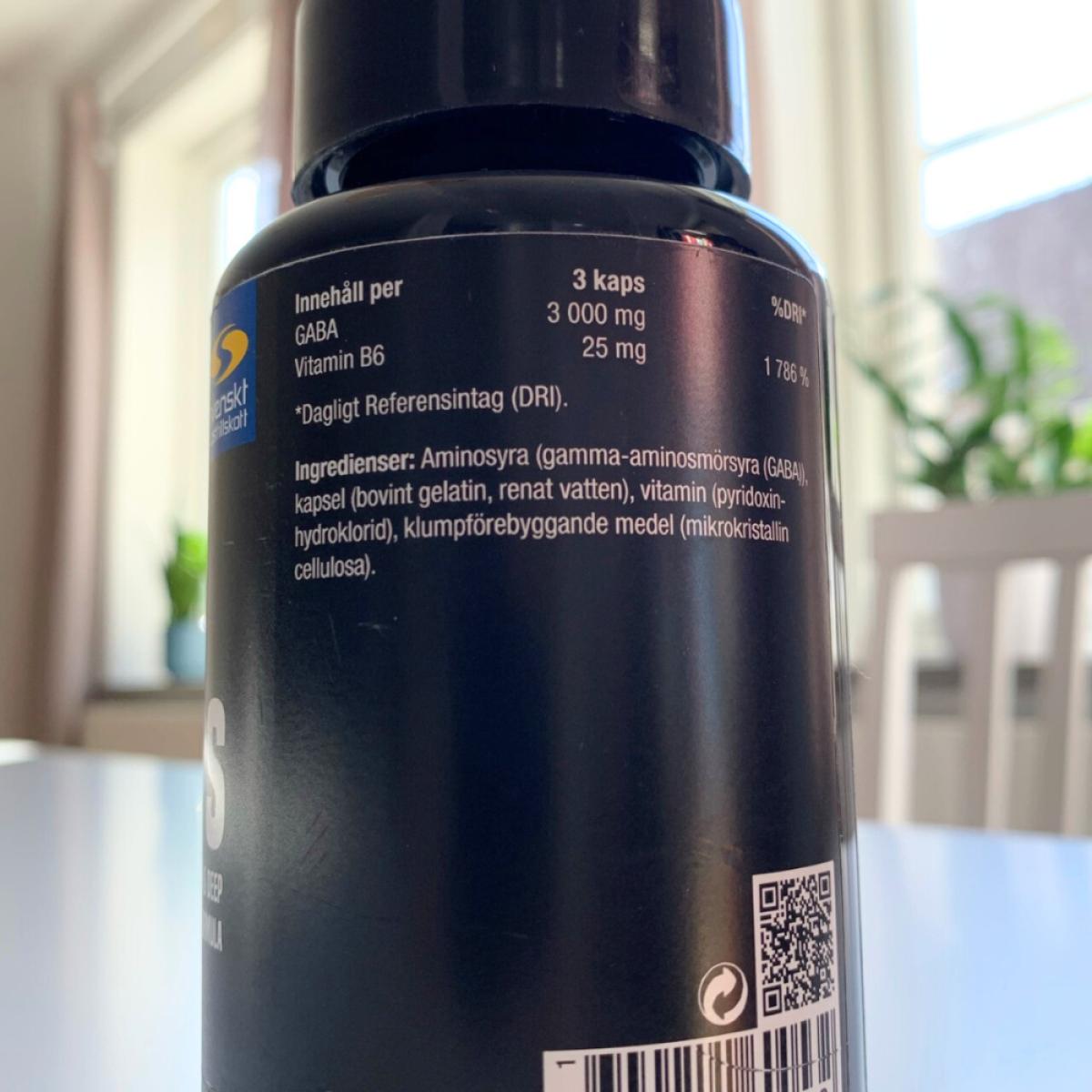 RAW GABA Mega Caps baksida med innehåll 3000 mg GABA och 25 mg B6 fotograferad av oss