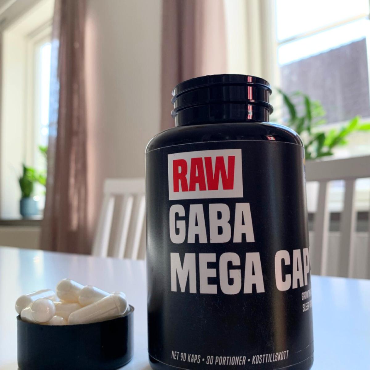 Öppen burk med RAW GABA Mega Caps och kapslar bredvid egen bild från testet