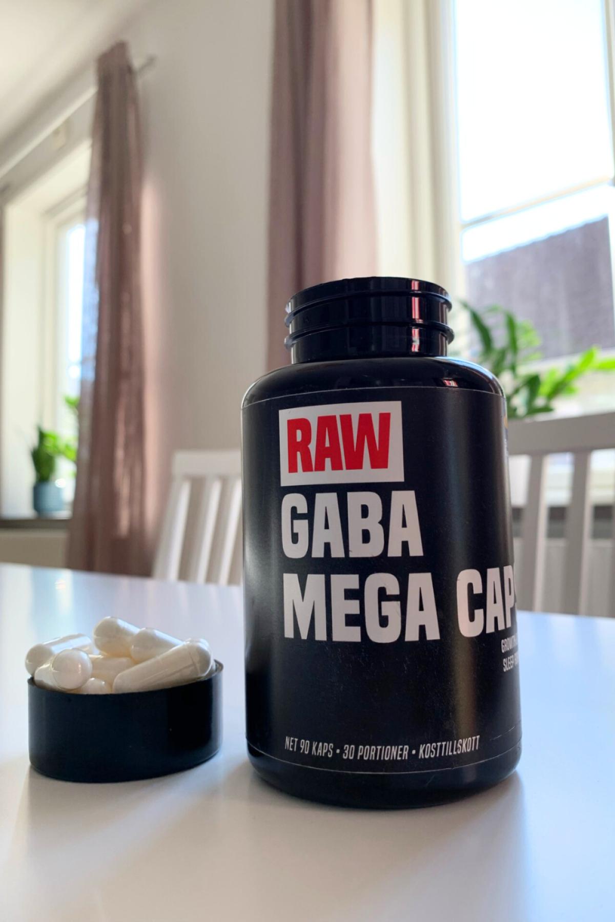 Öppen burk med RAW GABA Mega Caps och kapslar bredvid egen bild från testet