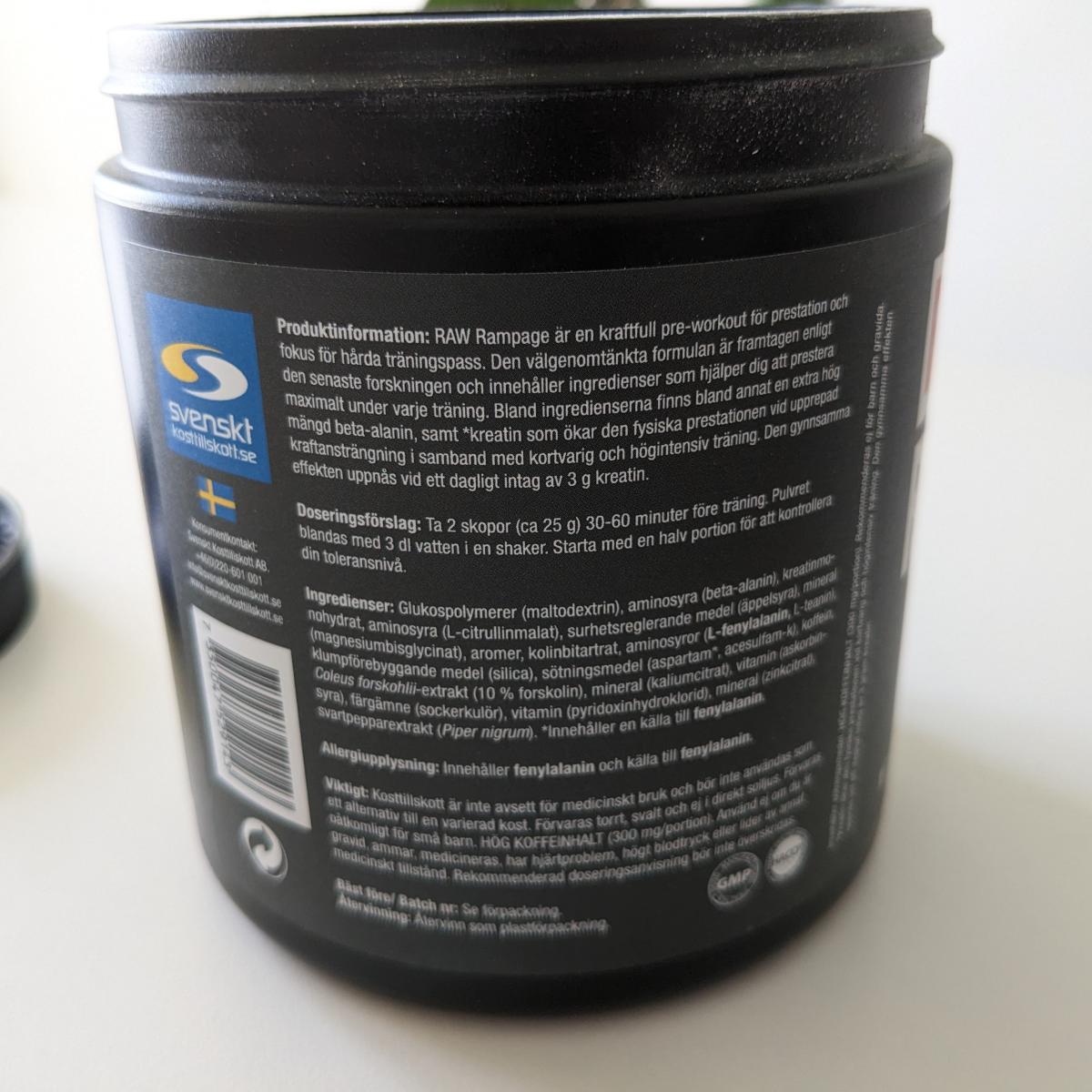 Baksida med ingredienslista och doseringsråd på RAW Rampage, foto från vårt test
