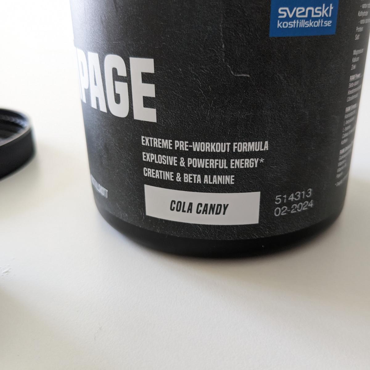 Närbild på etiketten Cola Candy och formulan på RAW Rampage, fotograferad av oss