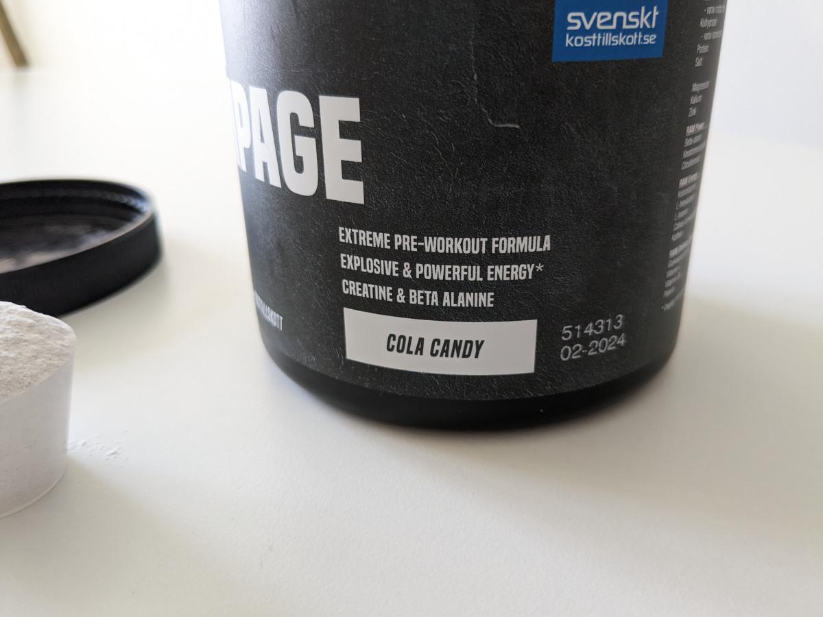 Närbild på etiketten Cola Candy och formulan på RAW Rampage, fotograferad av oss
