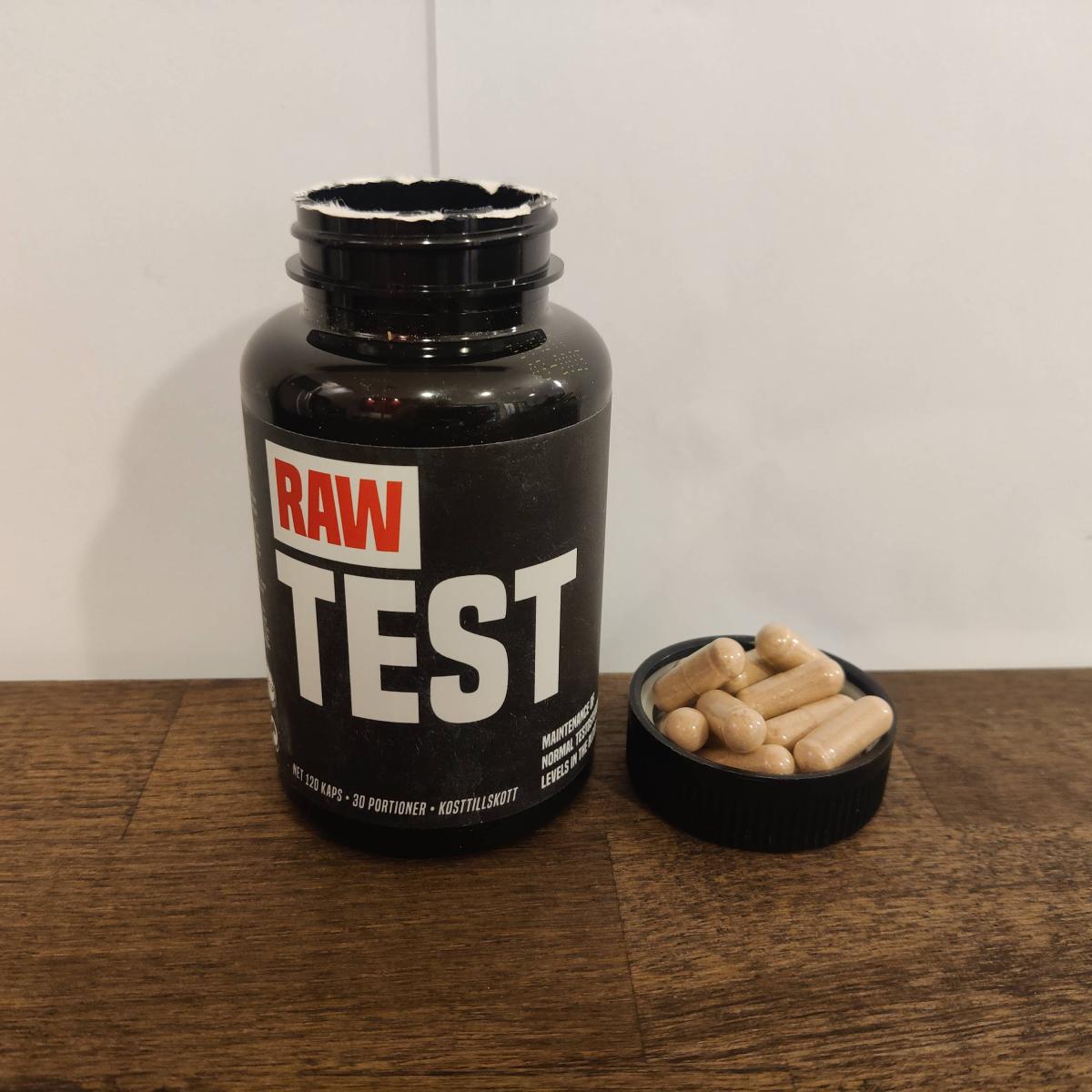 RAW Test med kapslar upplagda i locket på träyta, tagen i vårt test