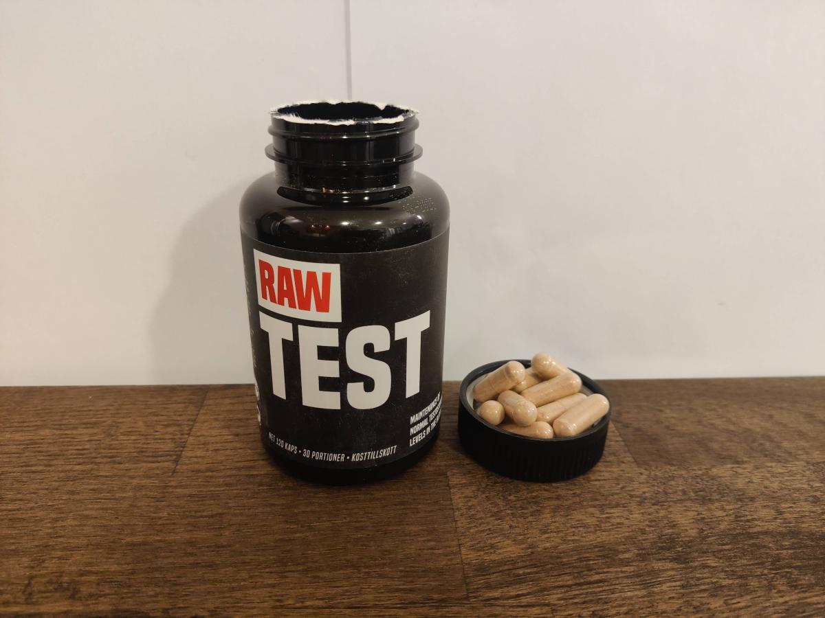 RAW Test med kapslar upplagda i locket på träyta, tagen i vårt test