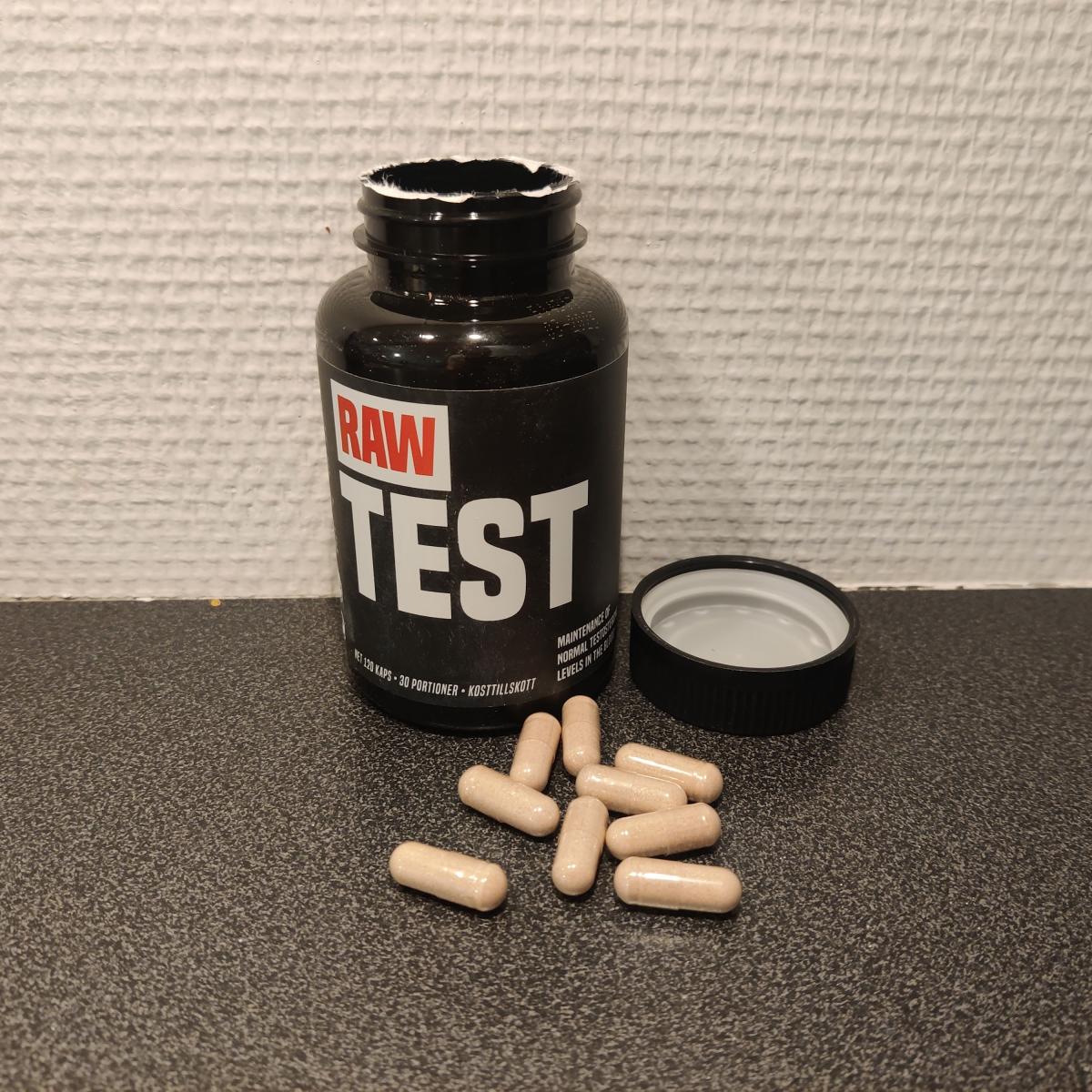 Öppnad RAW Test-burk med kapslar på bänk, vårt eget foto under testperioden