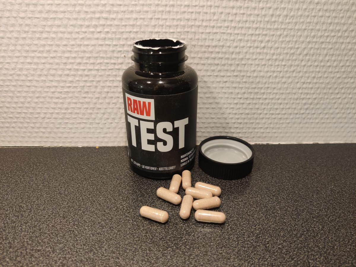Öppnad RAW Test-burk med kapslar på bänk, vårt eget foto under testperioden