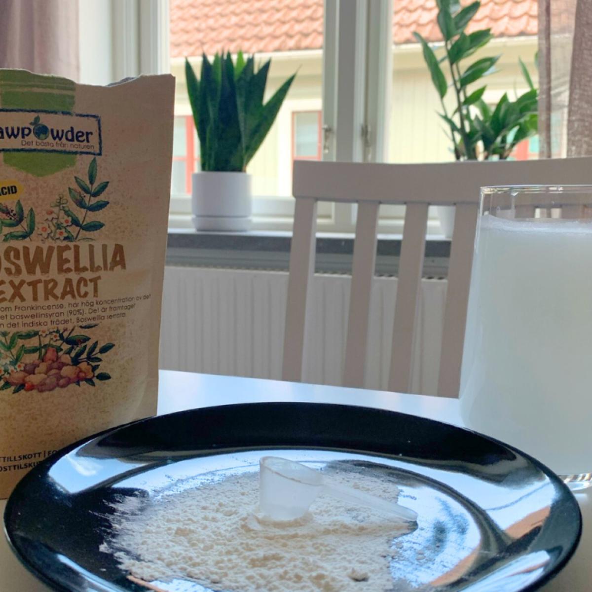 Rawpowder Boswellia extrakt med pulver och uppblandad dryck, foto taget av oss
