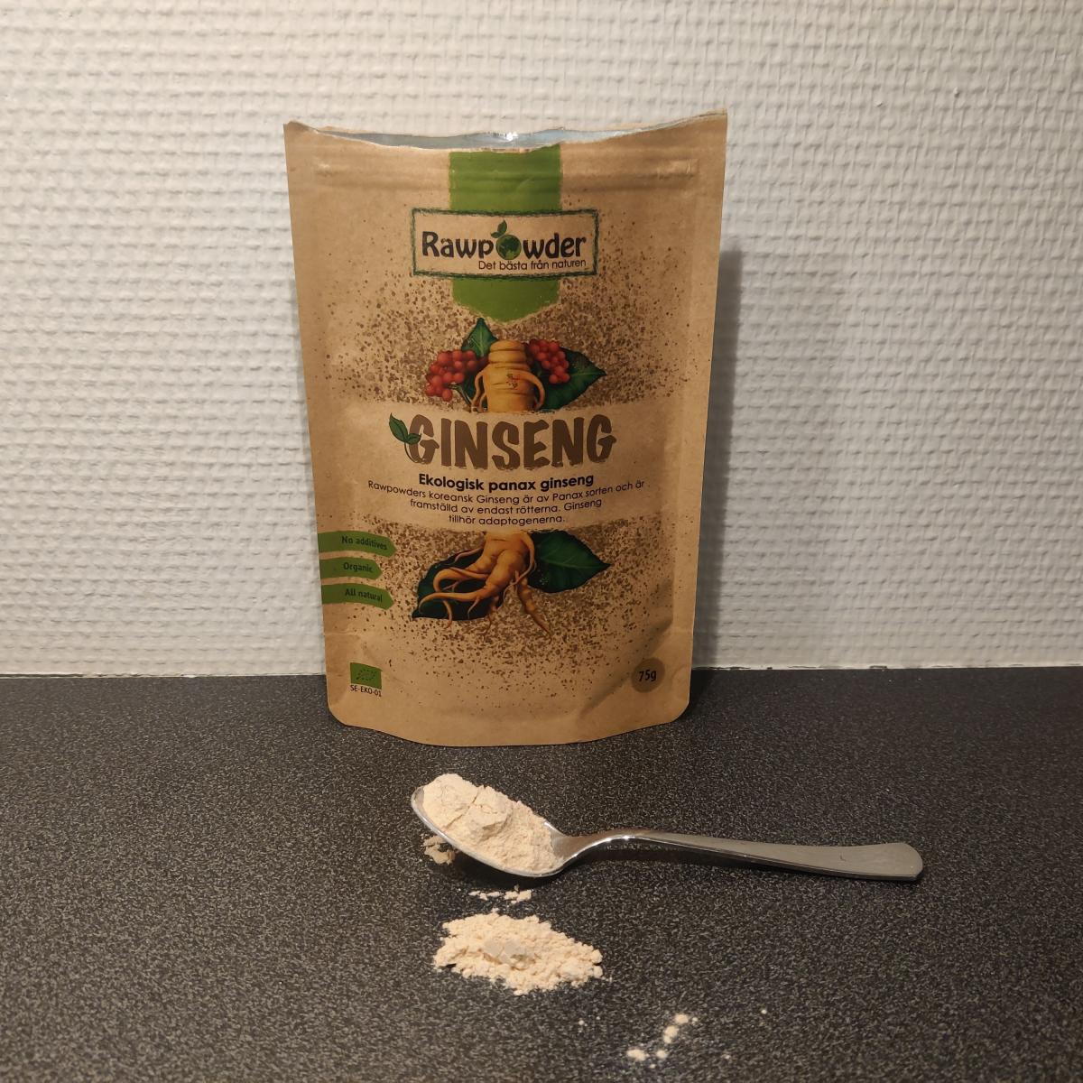 Rawpowder Ginseng Panax med sked pulver på bänken, foto taget av oss under testet
