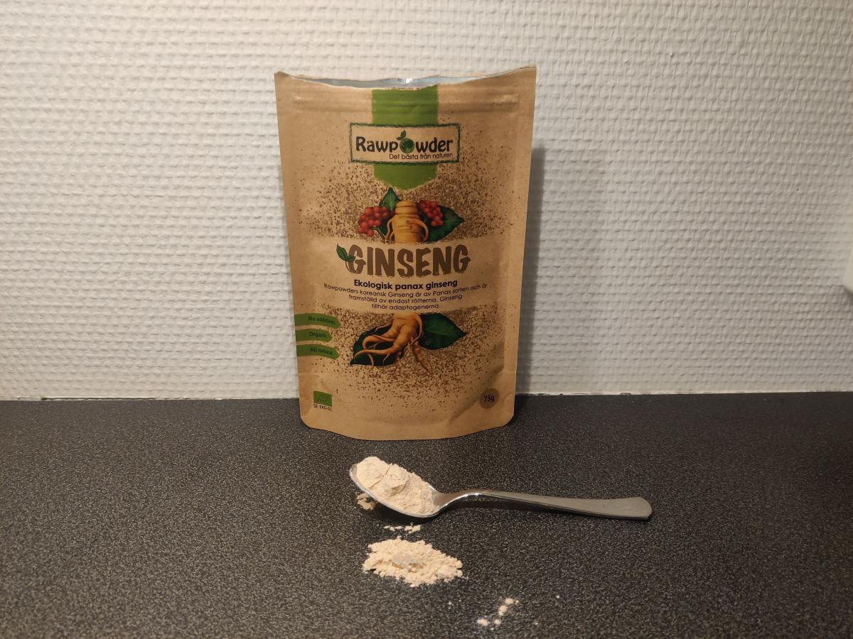 Rawpowder Ginseng Panax med sked pulver på bänken, foto taget av oss under testet